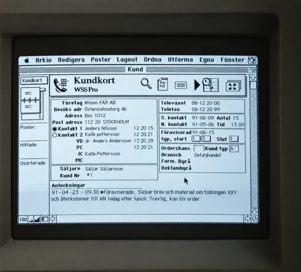 Bild tagen med en filmkamera 1991. Macintosh SE 9" skärm med sklärmbilden på WSS Pro. Bilden är förbättrad med ChatGPT.